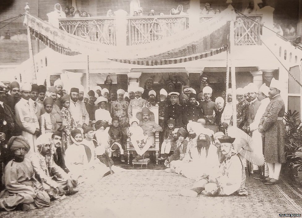 1911లో మీర్ ఉస్మాన్ అలీఖాన్ పట్టాభిషేకం సందర్భంగా తీసిన ఫొటో 1911లో మీర్ ఉస్మాన్ అలీఖాన్ పట్టాభిషేకం సందర్భంగా తీసిన ఫొటో