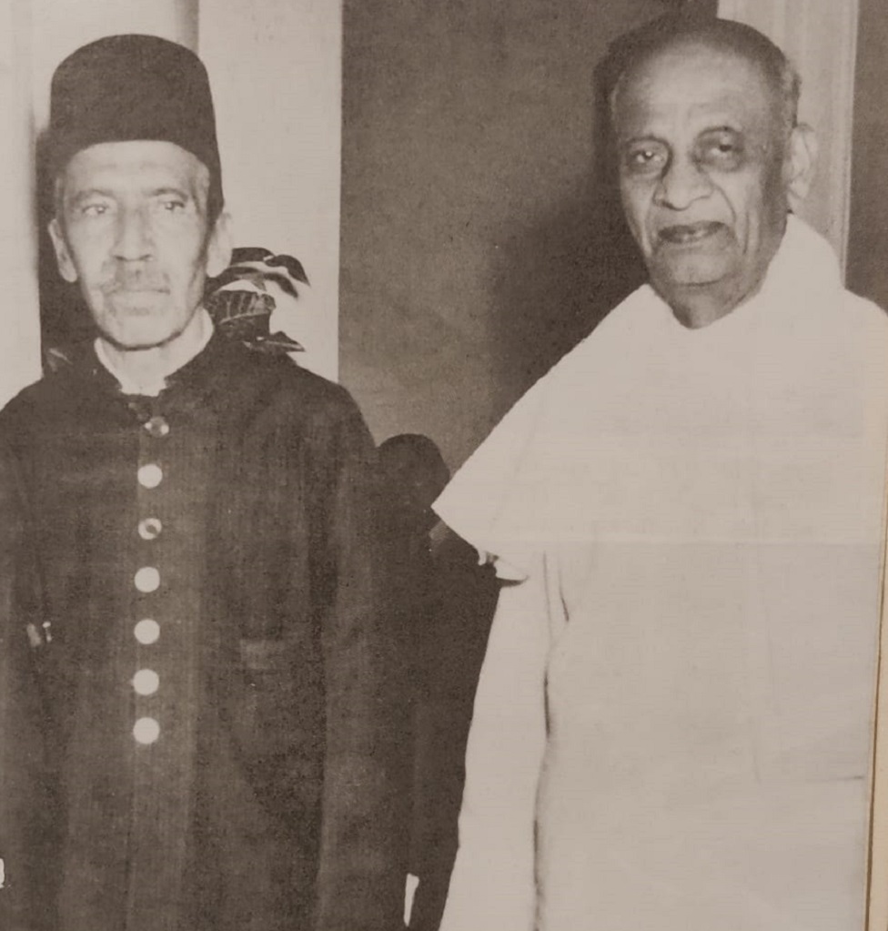 హోం మంత్రి సర్దార్ పటేల్ ఎదుట లొంగిపోయిన హైదరాబాద్ నిజాం హోం మంత్రి సర్దార్ పటేల్ ఎదుట లొంగిపోయిన హైదరాబాద్ నిజాం