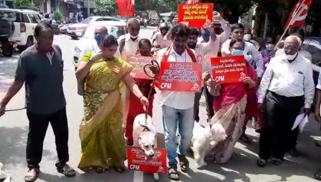 జీవీఎంసీ నిర్ణయానికి వ్యతిరేకంగా ప్రతి పక్షాలు ఆందోళన నిర్వహించాయి. జీవీఎంసీ నిర్ణయానికి వ్యతిరేకంగా ప్రతి పక్షాలు ఆందోళన నిర్వహించాయి.