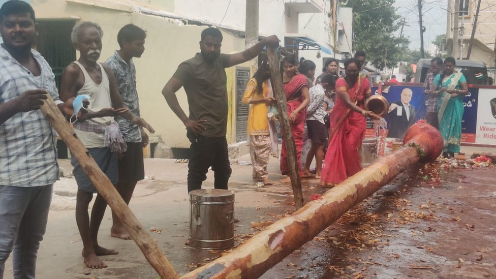 చింతచెట్టు మానునే సిరిమానుగా ఉపయోగిస్తారు చింతచెట్టు మానునే సిరిమానుగా ఉపయోగిస్తారు