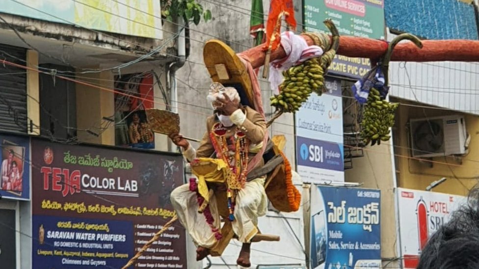 సిరిమానును అధిరోహించిన పూజారి సిరిమానును అధిరోహించిన పూజారి