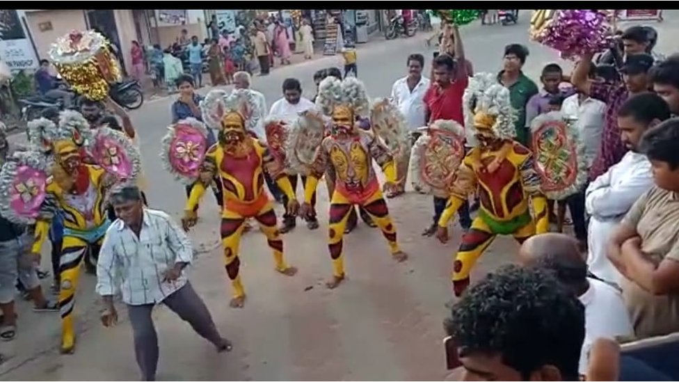 ఉత్సవంలో పులివేషాలు ఉత్సవంలో పులివేషాలు