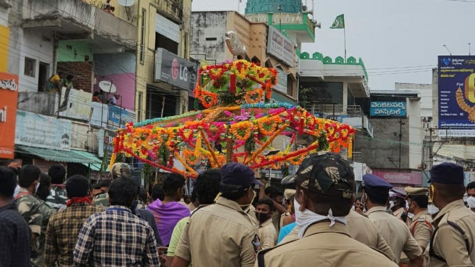 సిరిమానోత్సవంలో ప్రధాన ఆకర్షణ అందమైన రథాలే సిరిమానోత్సవంలో ప్రధాన ఆకర్షణ అందమైన రథాలే