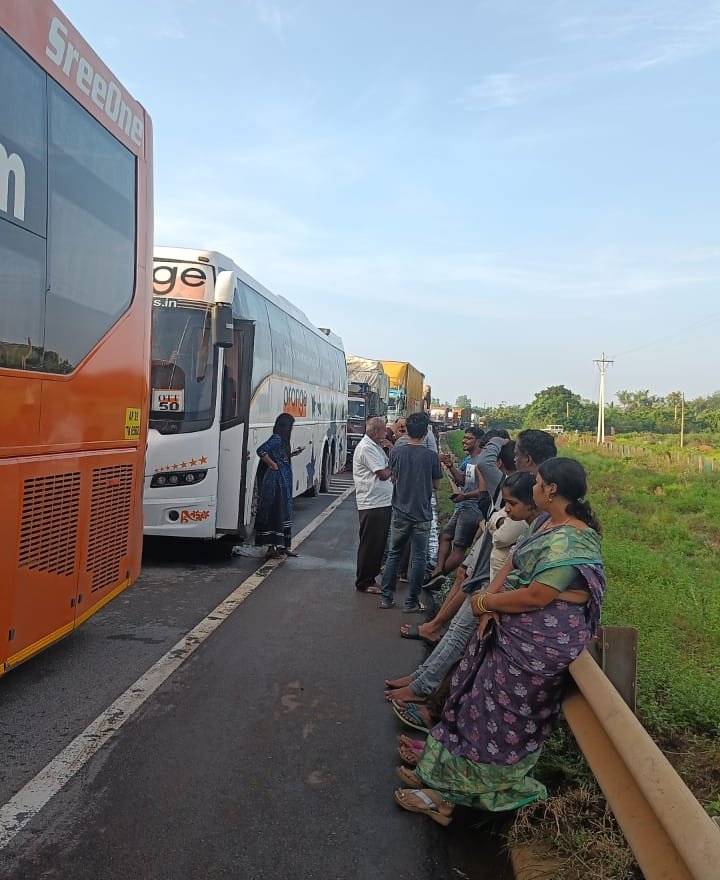 రోడ్డుకు గండిపడడంతో ఆగిపోయిన వాహనాలు, నిరీక్షిస్తున్న ప్రయాణికులు రోడ్డుకు గండిపడడంతో ఆగిపోయిన వాహనాలు, నిరీక్షిస్తున్న ప్రయాణికులు