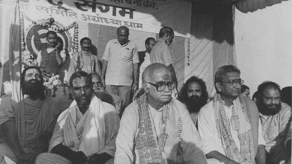 అయోధ్యలో రామమందిరం నిర్మించాలని 1990 నవంబర్ 20న బైఠాయించిన అప్పటి బీజేపీ అధ్యక్షుడు లాల్ కృష్ణ అడ్వాణీ అయోధ్యలో రామమందిరం నిర్మించాలని 1990 నవంబర్ 20న బైఠాయించిన అప్పటి బీజేపీ అధ్యక్షుడు లాల్ కృష్ణ అడ్వాణీ