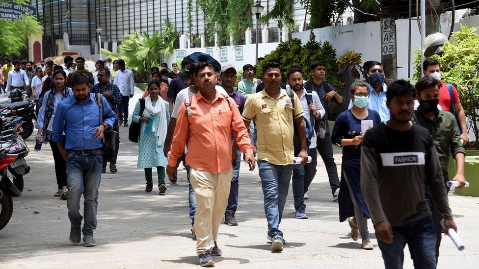 సివిల్స్ పరీక్షకు హాజరవుతున్న అభ్యర్థులు సివిల్స్ పరీక్షకు హాజరవుతున్న అభ్యర్థులు