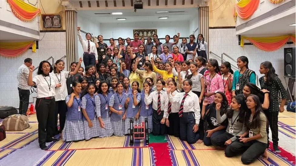 శాటిలైట్ తయారీలో పాల్గొన్న విద్యార్థులు శాటిలైట్ తయారీలో పాల్గొన్న విద్యార్థులు