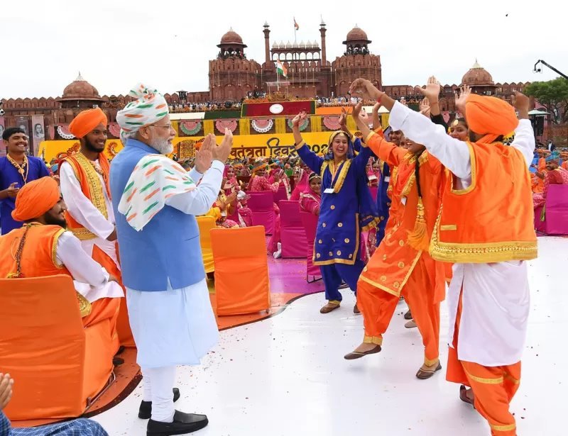 నరేంద్ర మోదీ: అవినీతి, బంధుప్రీతిపై ఎర్రకోట పైనుంచి ఎందుకు మాట్లాడారు? ప్రధాని టార్గెట్ ఎవరు?