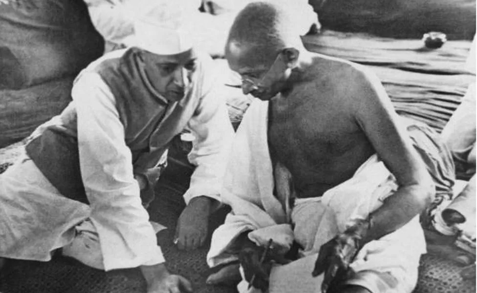 1942లో భారత జాతీయ కాంగ్రెస్ క్విట్ ఇండియా ఉద్యమానికి పిలుపునిచ్చింది. 1942లో భారత జాతీయ కాంగ్రెస్ క్విట్ ఇండియా ఉద్యమానికి పిలుపునిచ్చింది.