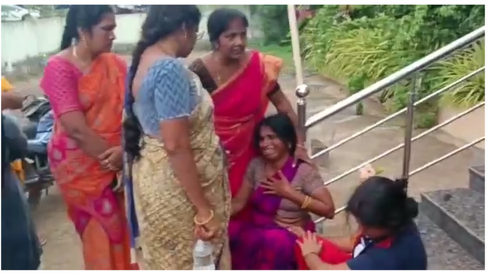 మృతుని బంధువులు మృతుని బంధువులు