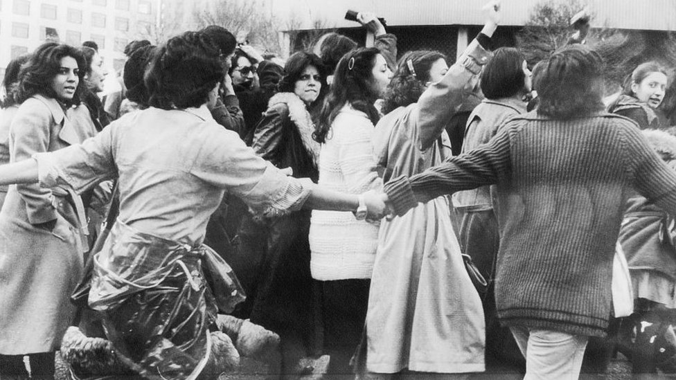 1979 మార్చిలో హిజాబ్ నిబంధనలకు వ్యతిరేకంగా నిరసనలు చేస్తున్న ఇరాన్ మహిళలు 1979 మార్చిలో హిజాబ్ నిబంధనలకు వ్యతిరేకంగా నిరసనలు చేస్తున్న ఇరాన్ మహిళలు