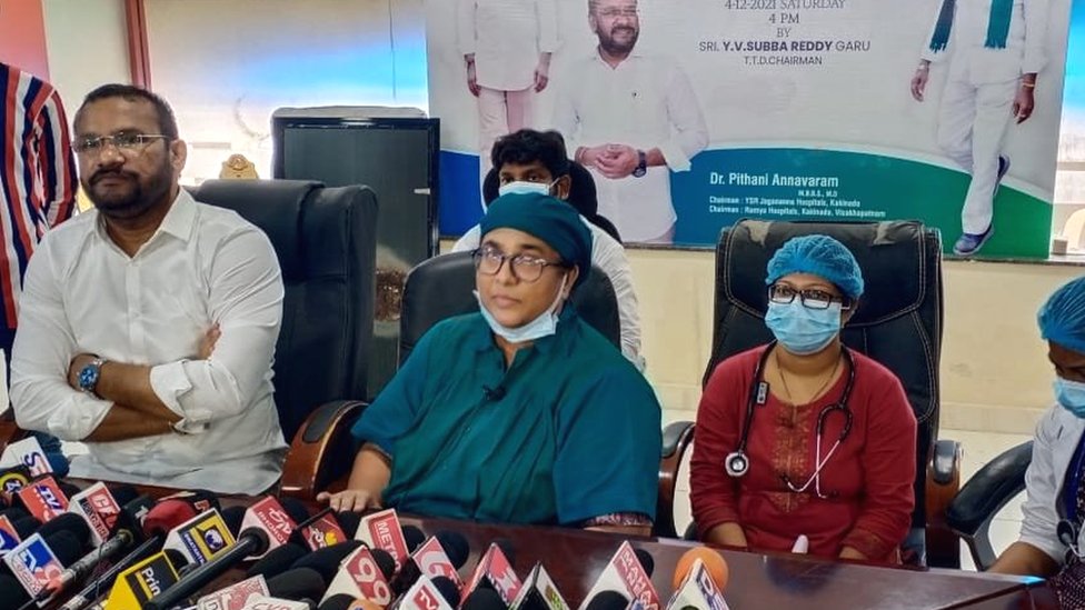 మీడియాతో మాట్లాడుతున్న డాక్టర్ ప్రభావతి మీడియాతో మాట్లాడుతున్న డాక్టర్ ప్రభావతి