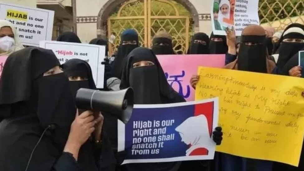 హిజాబ్కు మద్దతుగా విద్యార్థినులు నిరసన హిజాబ్కు మద్దతుగా విద్యార్థినులు నిరసన