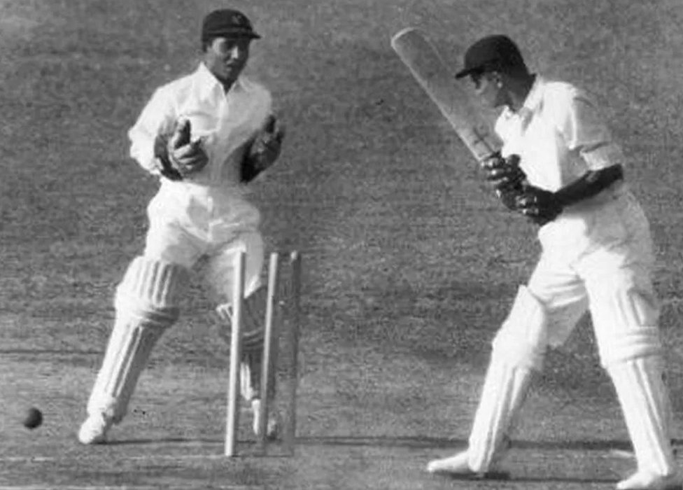 1952 దిల్లీలో భారత్, పాక్ జట్ల మధ్య జరిగిన తొలి టెస్టు మ్యాచ్లో పాక్ బౌలర్ అమీర్ ఇలాహీ వేసిన బంతికి అవుటైన భారత క్రికెటర్ విజయ్ హజారే 1952 దిల్లీలో భారత్, పాక్ జట్ల మధ్య జరిగిన తొలి టెస్టు మ్యాచ్లో పాక్ బౌలర్ అమీర్ ఇలాహీ వేసిన బంతికి అవుటైన భారత క్రికెటర్ విజయ్ హజారే
