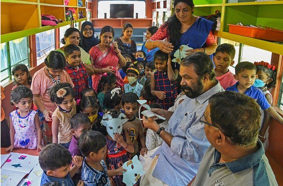 పిల్లలతో కేరళ మంత్రి శివన్కుట్టి పిల్లలతో కేరళ మంత్రి శివన్కుట్టి