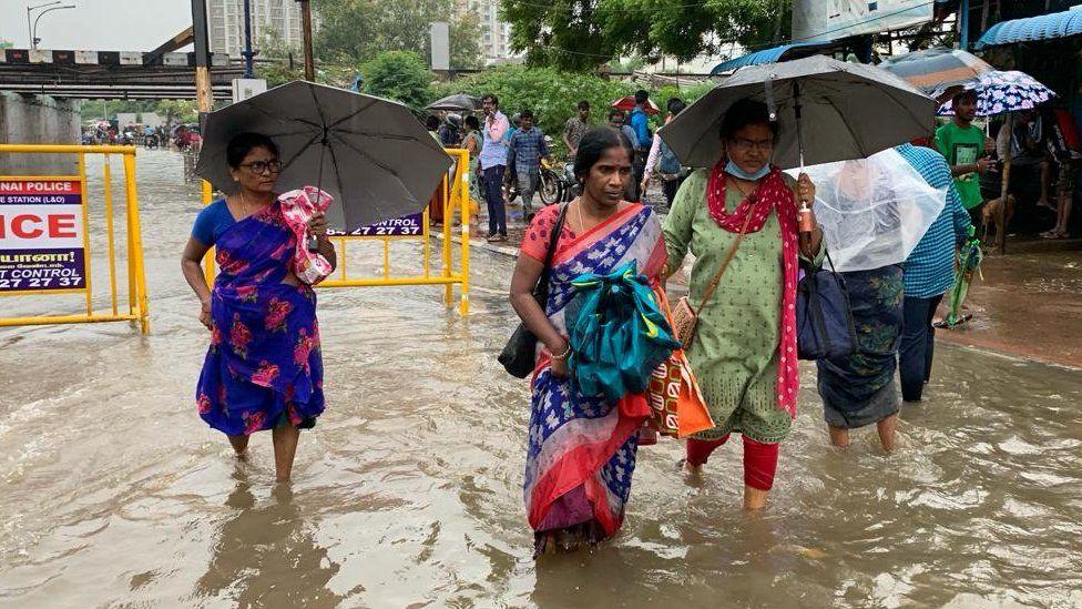వరద నీటిలో మహిళలు వరద నీటిలో మహిళలు
