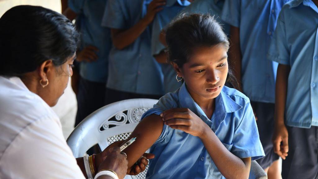 విద్యార్ధినికి తట్టు వ్యాధి టీకా వేస్తున్న హెల్త్ వర్కర్ (ఫైల్ ఫొటో) విద్యార్ధినికి తట్టు వ్యాధి టీకా వేస్తున్న హెల్త్ వర్కర్ (ఫైల్ ఫొటో)