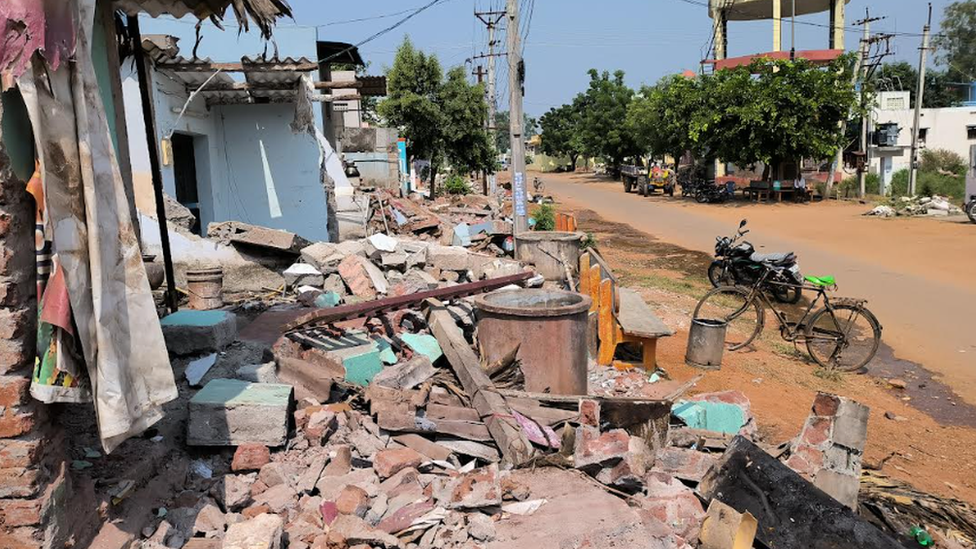 ఇప్పటం: రోడ్డు విస్తరణ కోసం కూల్చిన ఇళ్లు ఇప్పటం: రోడ్డు విస్తరణ కోసం కూల్చిన ఇళ్లు