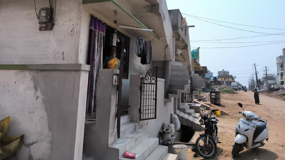 ఇప్పటం: కూల్చిన తరువాత మళ్లీ కట్టిన మెట్లు ఇప్పటం: కూల్చిన తరువాత మళ్లీ కట్టిన మెట్లు