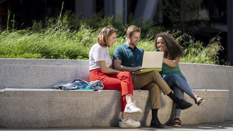 ఈ కాలు నాదే, ఆ కాలూ నాదే అని కాలు మీద కాలు వేసుకుని కూర్చుంటే ఏమవుతుందో తెలుసా?