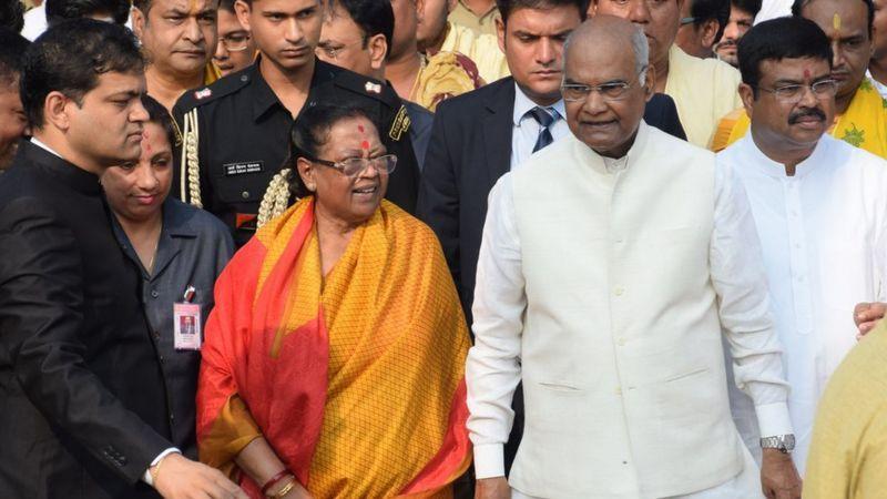 రాష్ట్రపతి ద్రౌపది ముర్ము గర్భగుడి బయటే నిల్చుని పూజలు చేయడంపై వివాదం ఎందుకు?